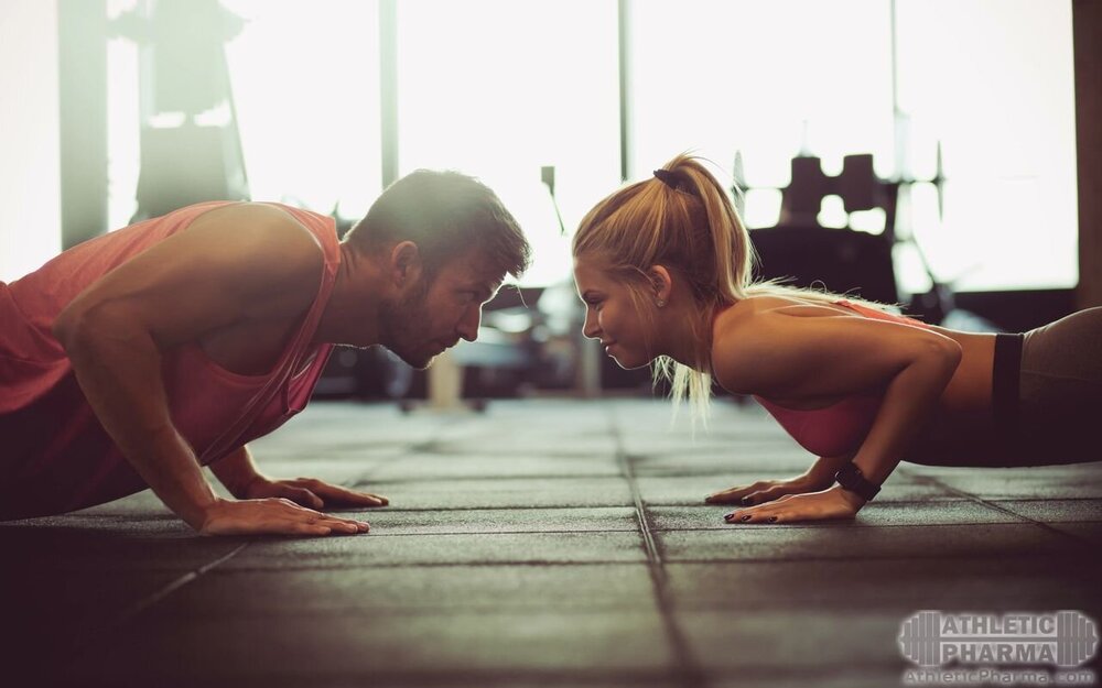 Пара упражняет в спортзале